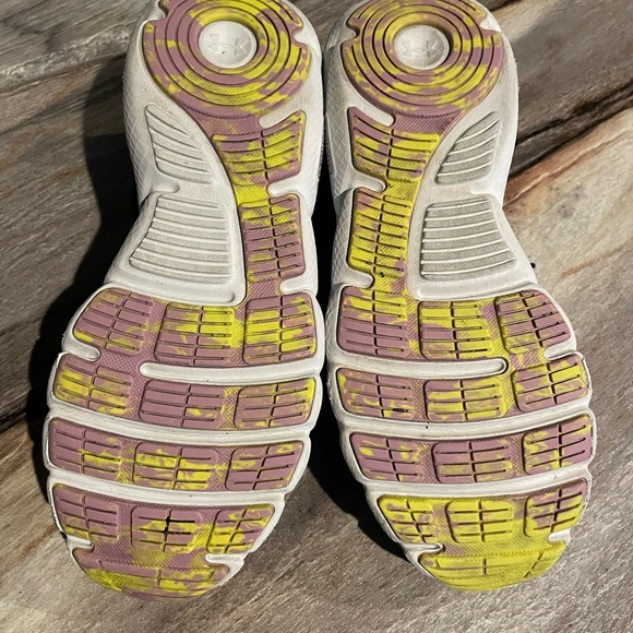 Under armor charged assert size 8 1/2 women’s shoe Has Scratch See Pics. Nice - Picture 8 of 16